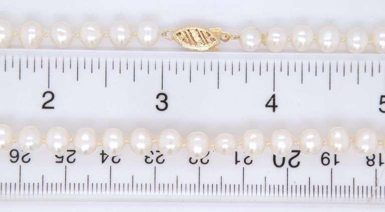 Fresh water white pearl necklace