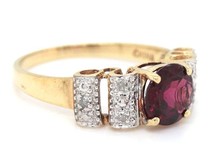 Garnet and diamond scalloped ring in yellow gold