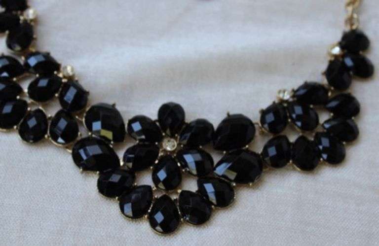 Set Of Fashion Jewelry Neck Lace & Earrings