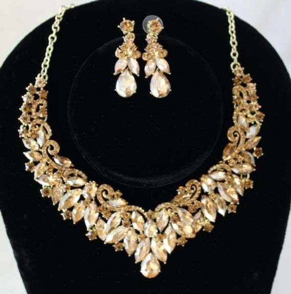 Set Of Fashion Jewelry Neck Lace And Earrings