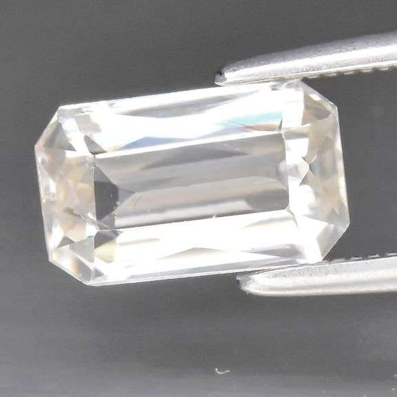 One of a kind! 2.30ct bi-color champagne Zircon