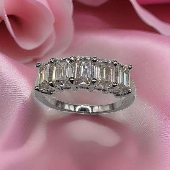 Sparkling 14 Kt White Gold Plate 5.07 Ct VVs1 E-F Simulated Diamond Ring
