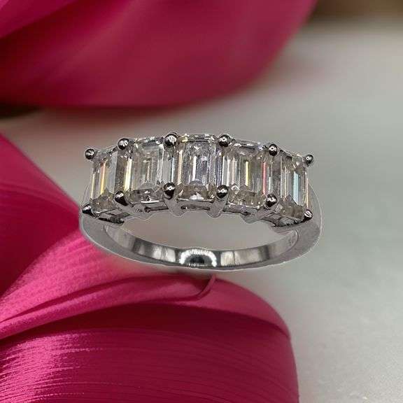 Sparkling 14 Kt White Gold Plate 5.07 Ct VVs1 F-G Simulated Diamond Ring