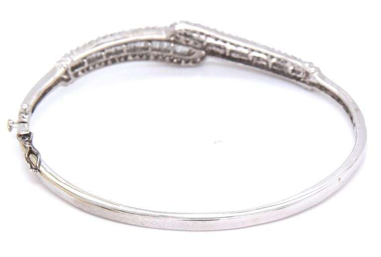 10kt White gold 1.50ctw baguette and round diamond bracelet