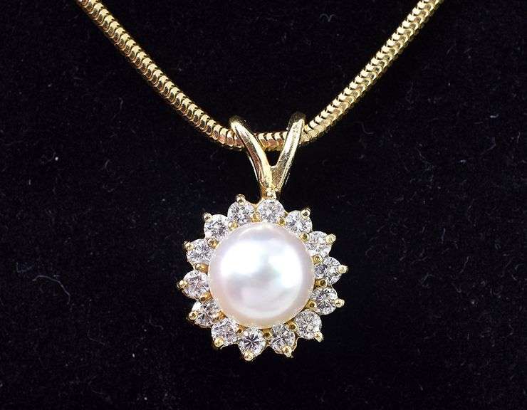 Elegant 18K Yellow Gold Pearl and Diamond Pendant Necklace