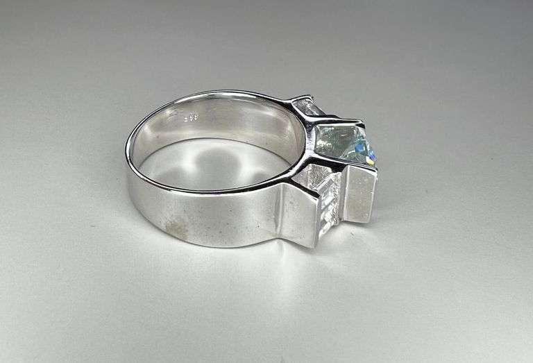 Mens Sparkling 2.5 Ct VVs1 White Fire Moisanite Ring