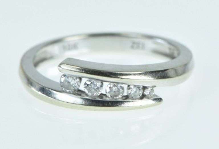 10K White Gold Graduated Diamond Split Band Statement Ring