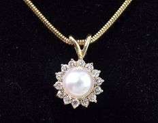 Elegant 18K Yellow Gold Pearl and Diamond Pendant Necklace