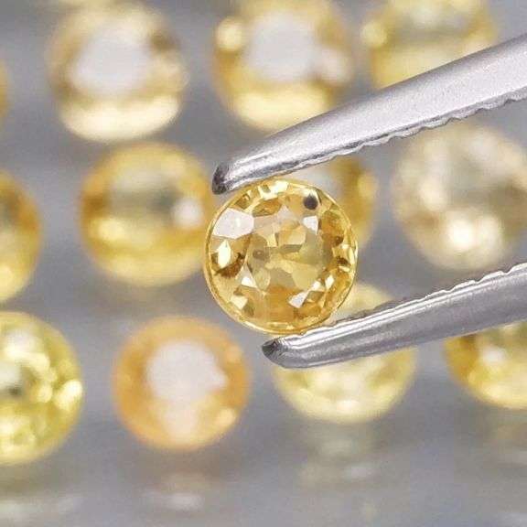 Full fire! 3.80ct top golden Sapphire set