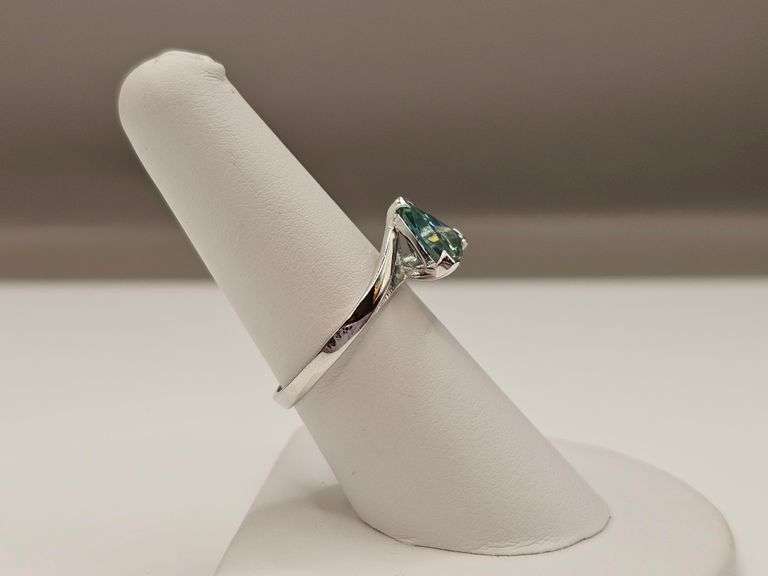 Sparkling 2.25 Ct VVs1 Trillion Cut Emerald Green Moissanite Ring