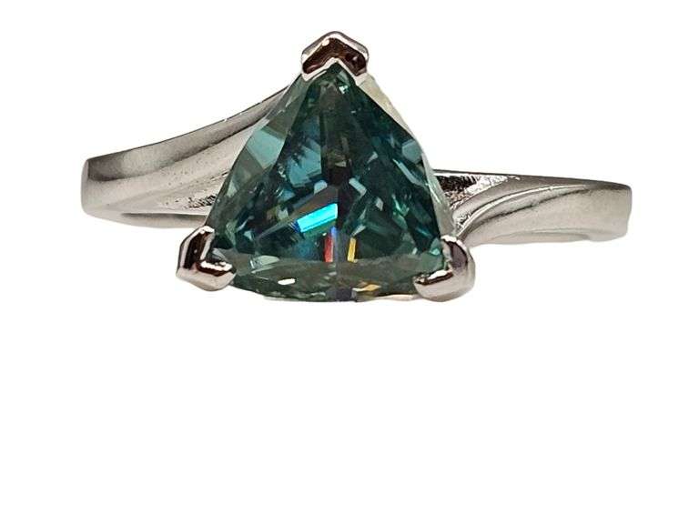 Sparkling 2.25 Ct VVs1 Trillion Cut Emerald Green Moissanite Ring
