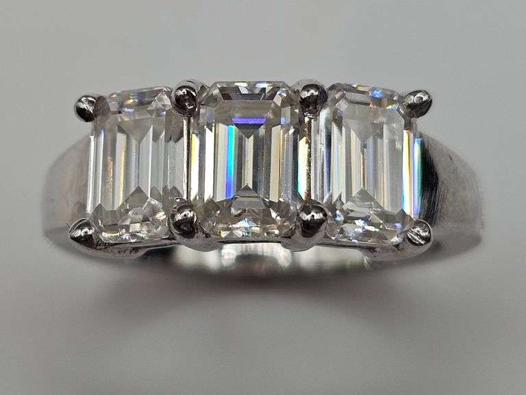 Sparkling 14 Kt White Gold Plate 3.05 Ct VVs1 F-G Simulated Diamond Ring