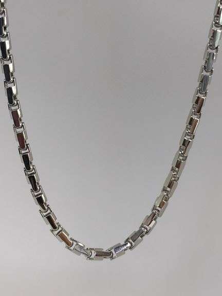 AN ELEGANT 14K WHITE GOLD ROUND BOX CHAIN