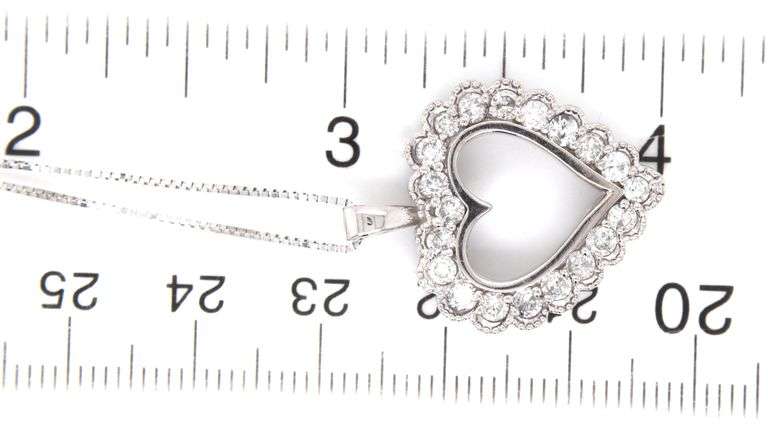 14kt White gold 0.80ctw diamond heart shaped pendant on chain