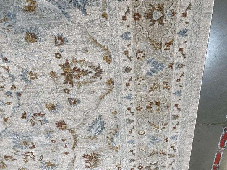 Neutral Classic Design 8 x11 Rug