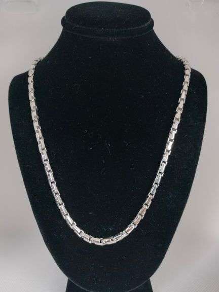 AN ELEGANT 14K WHITE GOLD ROUND BOX CHAIN