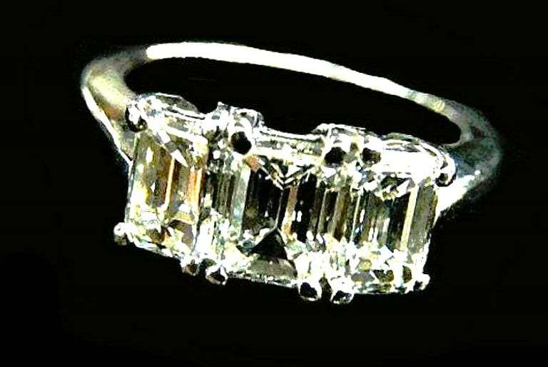 Sparkling 3.05 Ct VVs1 F-G Fire Moissanite Ring