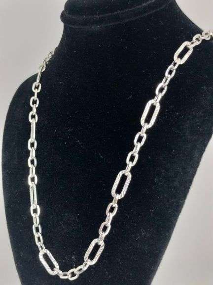 AN ADORABLE 18K WHITE GOLD MARKS AND SPENCER CHAIN