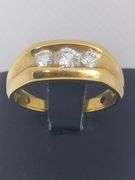 A STUNNING 14K YELLOW GOLD RING WITH BRILLIANT ROUND DIAMONDS