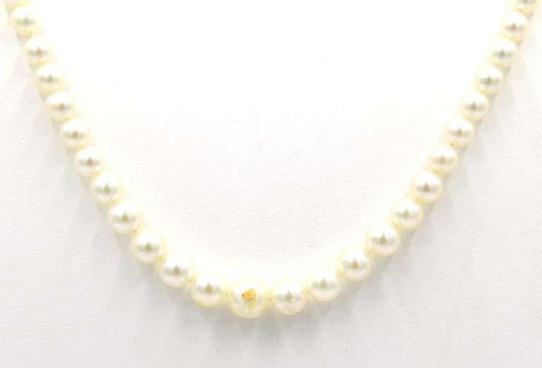Graduated pearl strand necklace