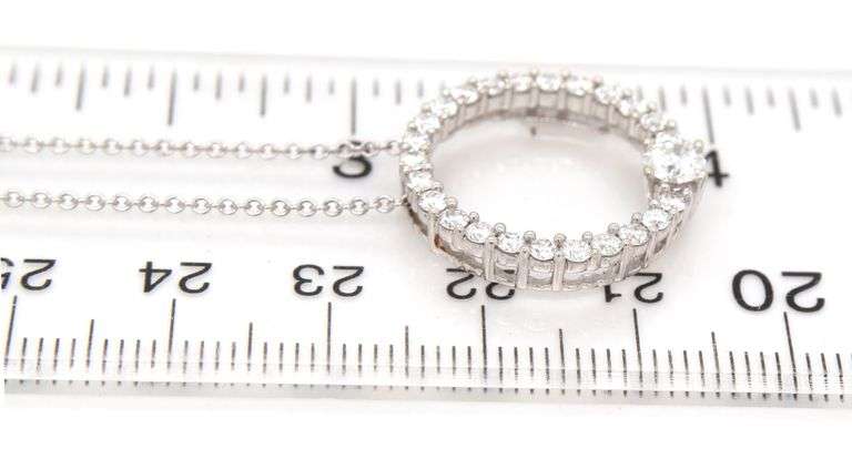 18kt White gold 0.33ct  in 0.75ctw diamond circle pendant on chain