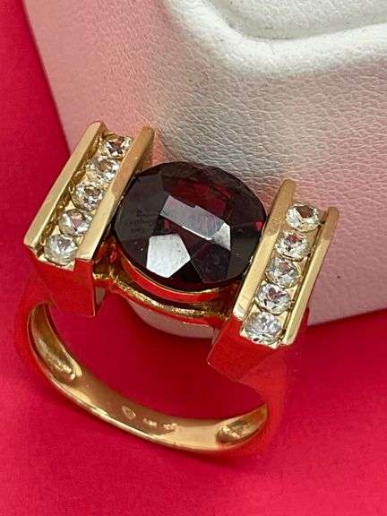 LADIES 14K YELLOW GOLD GARNET RING