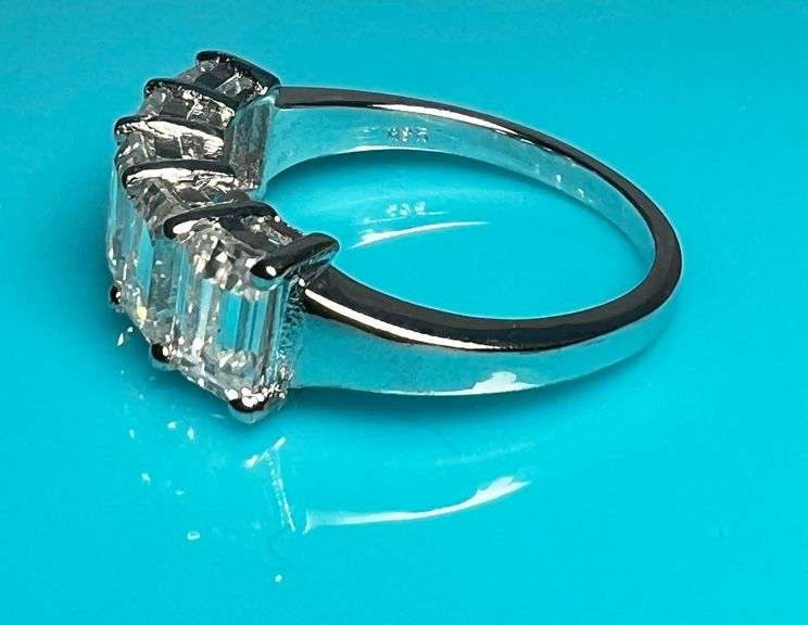 Sparkling 14 Kt White Gold Plate 5.07 Ct VVs1 F-G Simulated Diamond Ring