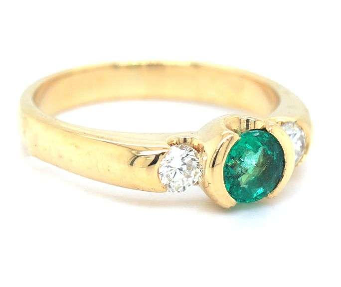 18kt Yellow gold 0.45ct round emerald and diamond ring