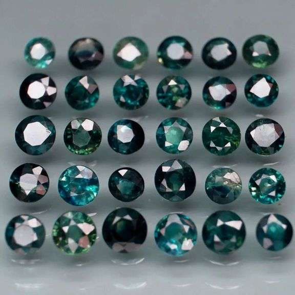 Natural 6.52ct blue Sapphire set with multiple hues