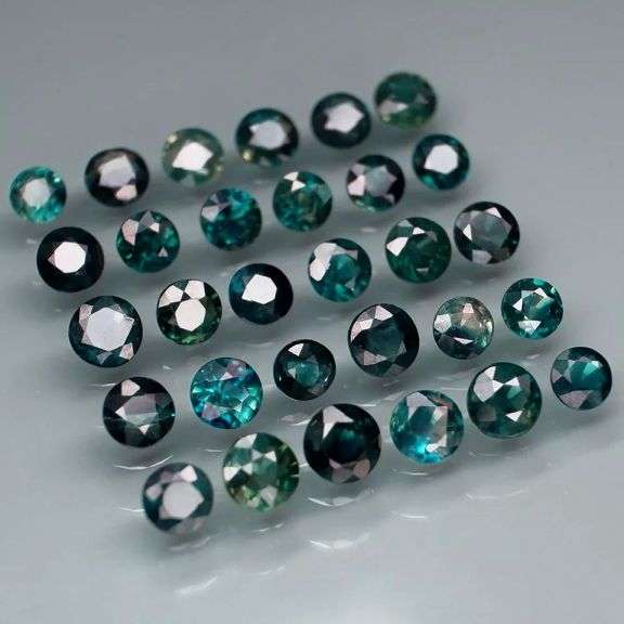 Natural 6.52ct blue Sapphire set with multiple hues