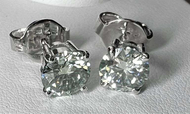 Sparkling 2 Ct VVs1 White H-I Fire Moissanite Earrings