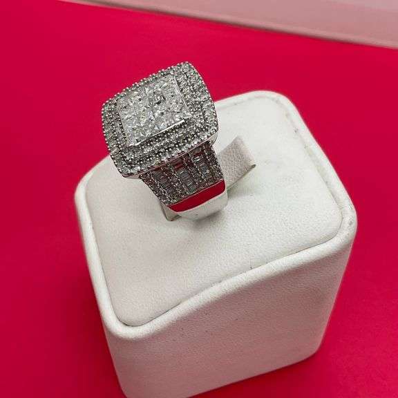 CERTIFIED 14K WHITE GOLD LARGE DIAMOND RING. 3.50 CARATS
