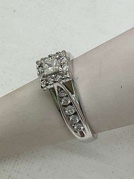 CERTIFIED 14K WHITE GOLD DIAMOND ENGAGEMENT RING.