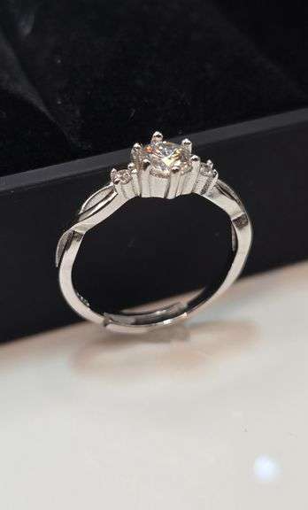 Dazzling White VVs1 E-F Lab Simulated Diamond Ring