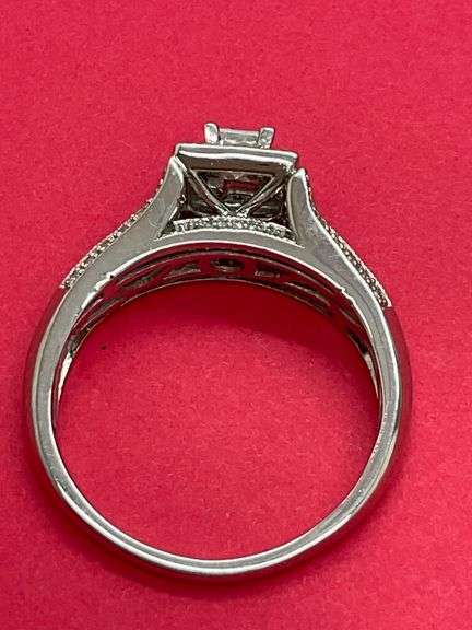 LADIES CERTIFIED DIAMOND RING. 0.90 CARAT