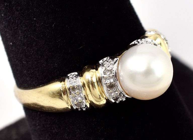 Beautiful 14K Yellow Gold Pearl and Diamond Ring