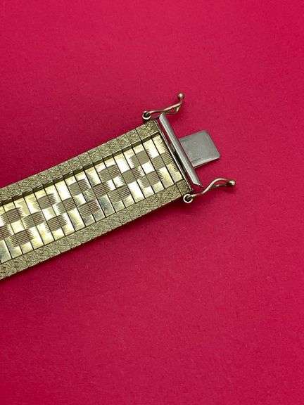 LADIES 10K YELLOW GOLD ITALIAN TEXTURED BRACELET. 18.8 GRAMS