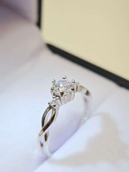 Dazzling White VVs1 E-F Lab Simulated Diamond Ring