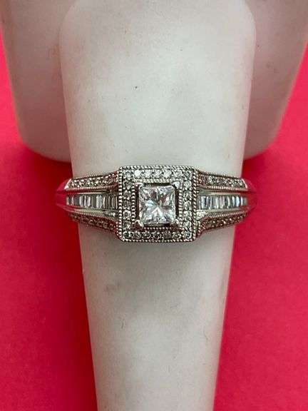 LADIES CERTIFIED DIAMOND RING. 0.90 CARAT
