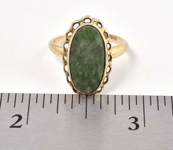 Wonderful 10K Yellow Gold Green Gemstone Ring