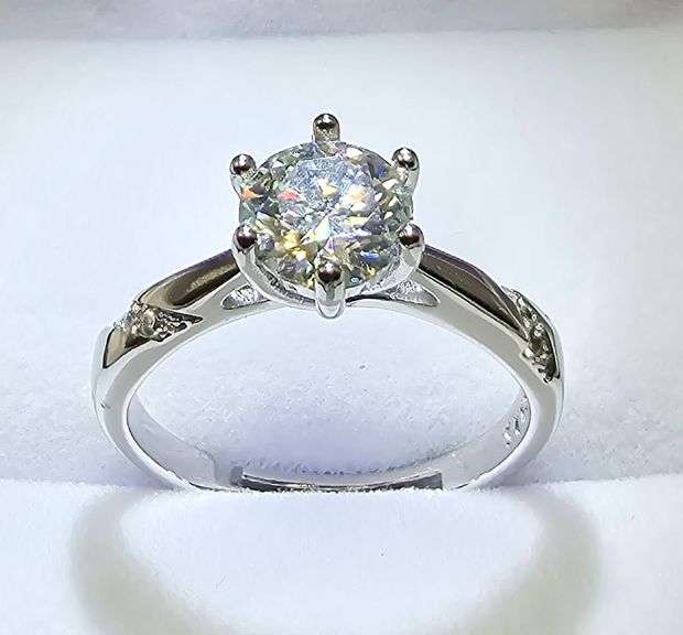 Sparkling 1 Ct VVs1 White E-F Simulated Lab Diamond Ring