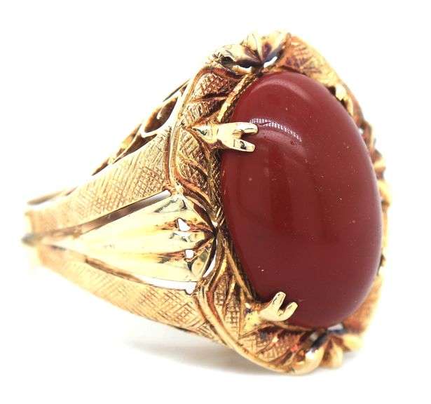 14kt Yellow gold oval Coral ring