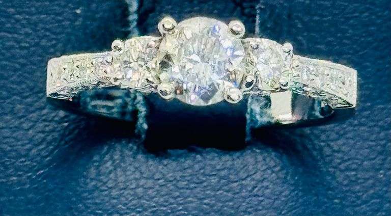 18K White Gold Round Brilliant Cut Diamond Ring
