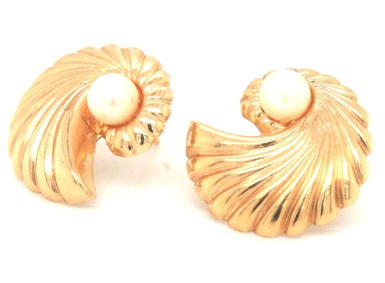 14kt Yellow gold scallop pearl earrings