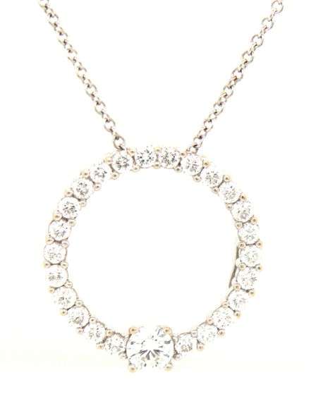 18kt White gold 0.33ct  in 0.75ctw diamond circle pendant on chain