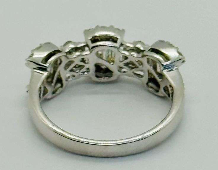 18K White Gold Ladies Baguette & Round Brilliant Cut Diamond Ring