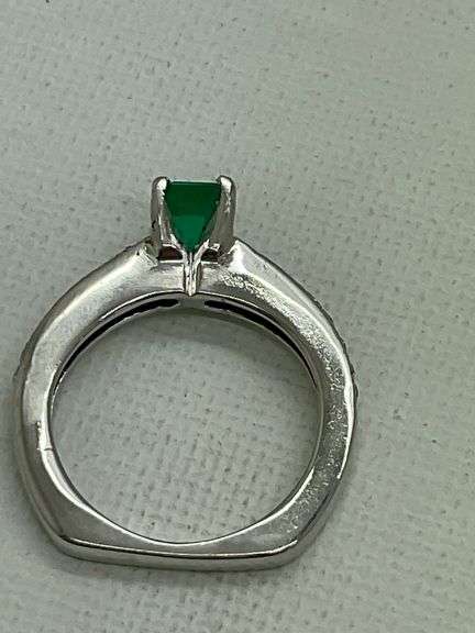 LADIES PLATINUM EMERALD AND DIAMOND RING.