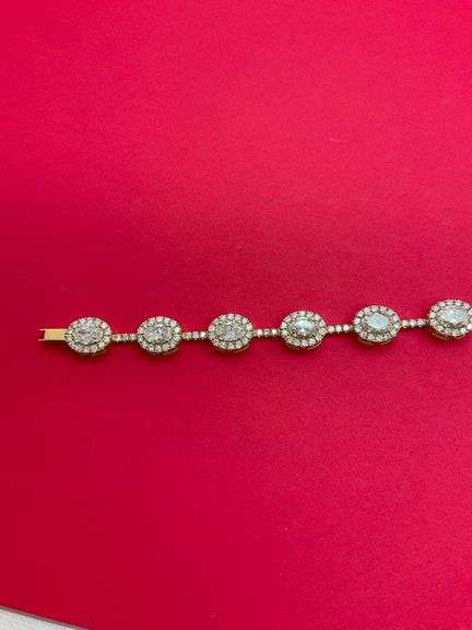 BRAND NEW CERTIFIED 18K GOLD DIAMOND BRACELET. 11.02 CARATS