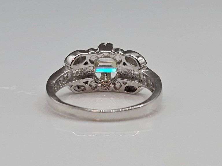 Beautiful 1 Ct VVs1 Peach Fire Moissanite Gemstone Ring