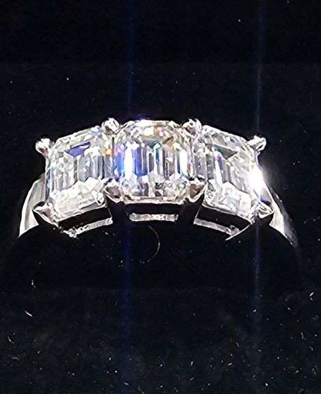 Sparkling 14 Kt White Gold Plate 3.05 Ct VVs1 F-G Simulated Diamond Ring